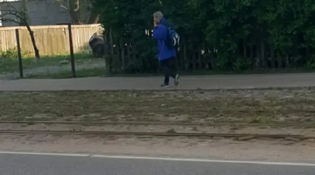 Извращенец пристаёт к детям на остановке: родители бьют тревогу, а водителям автобусов по барабану
