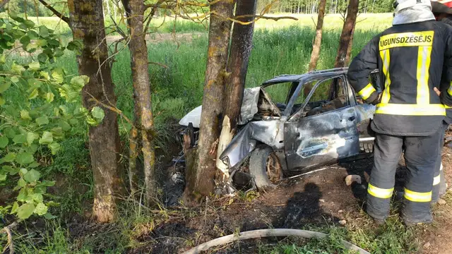Жуткая авария под Резекне: машина всмятку, погибли два молодых человека