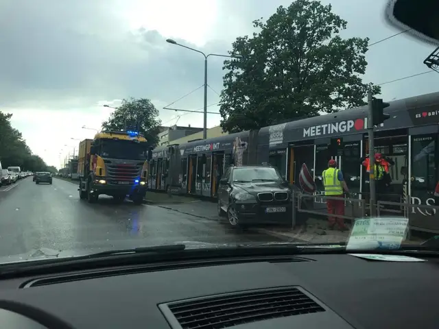 Автомобиль и трамвай не поделили дорогу: образовалась пробка (фото)