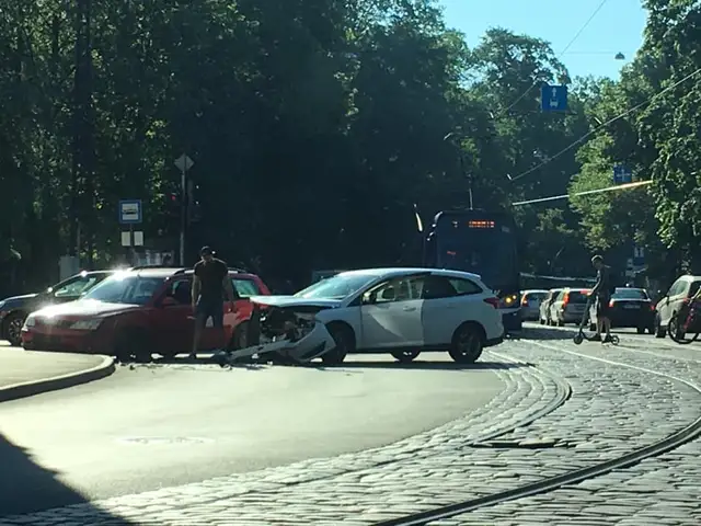 ДТП на улице Слокас остановило движение в Иманте. Трамваи опаздывают