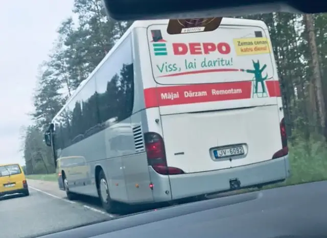 Не дрова везет? Водитель рейсового автобуса с пассажирами решил обогнать всех по обочине. ВИДЕО