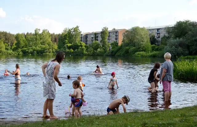Здоровью не угрожает: проверки официальных мест для купания в Латвии не выявили опасностей