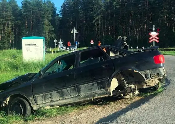 Не проскочил: в Саласпилсе поезд врезался в Audi