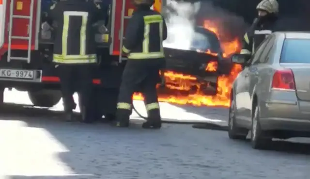 ЧП в центре Риги: открытым пламенем горел BMW (ВИДЕО)