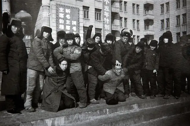 «Женщин могли остановить на улице, чтобы сбрить косы»: как в Китае разгорелась «культурная революция»