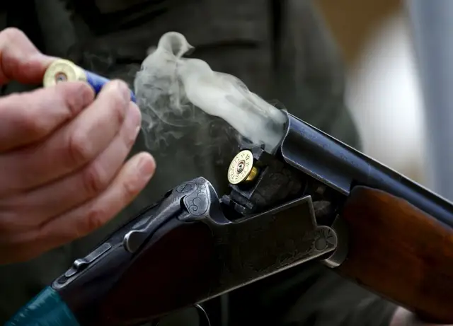 Вытащил за волосы жену из дома и дважды выстрелил: подробности ужасной трагедии в Курземе