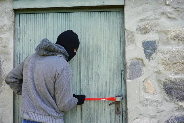 Вор извёл жителей Болдераи своими налётами: даже раскошелились на видеокамеру. Полиция бессильна