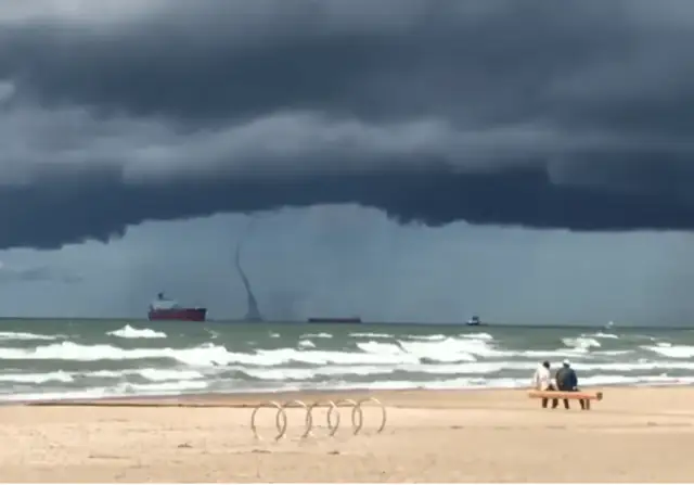 У Вентспилса на море замечен смерч. ВИДЕО