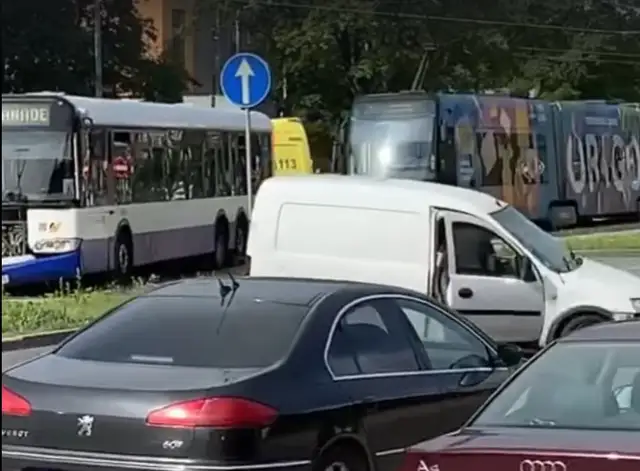 ДТП возле Ботанического сада в Риге: машина влетела в автобус. ВИДЕО