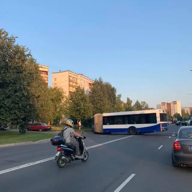 У Рижского мотор музея автобус съехал с дороги на зеленую зону. ФОТО
