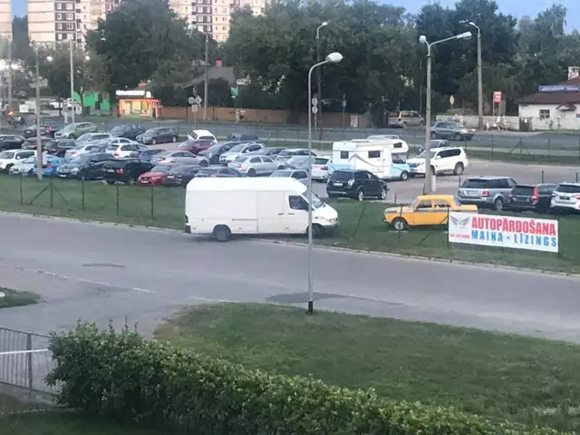 Пьяный водитель на бусике таранил машины в Пурвциемсе. ВИДЕО