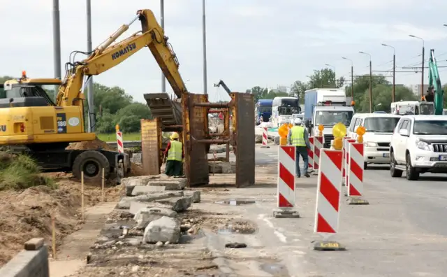 Autovadītājiem jārēķinās ar apgrūtinātiem braukšanas apstākļiem vairāk nekā 100 vietās īstenoto remontdarbu dēļ