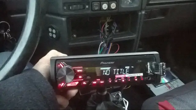 Aptauja: Radio salīdzinoši biežāk klausās latvieši un ar auto braucošie