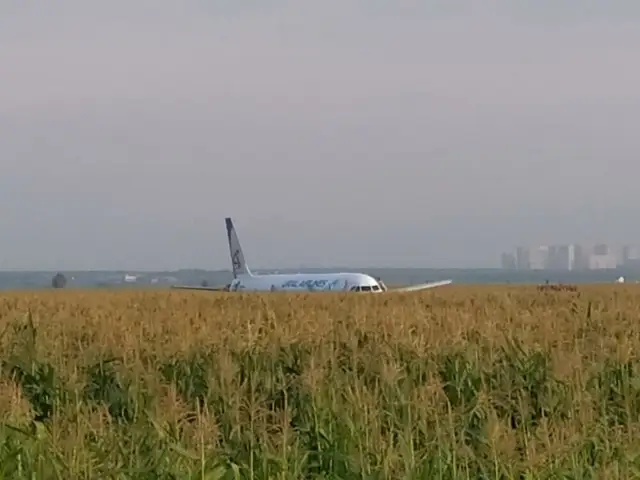 Это чудо! Пассажирский лайнер совершил жесткую посадку в поле под Москвой. ВИДЕО