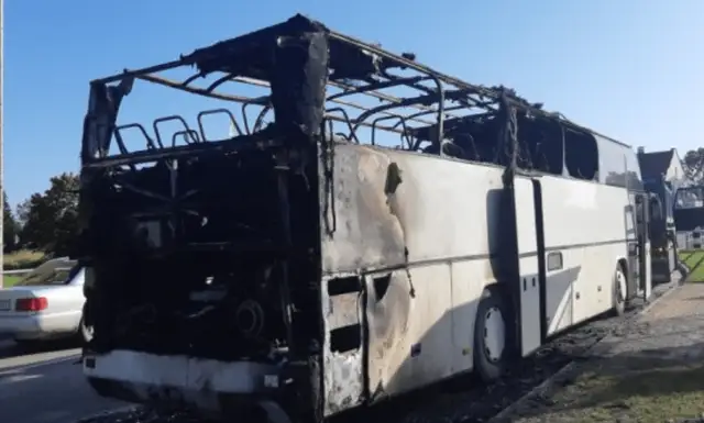 В Алуксне открытым пламенем сгорел пассажирский автобус. ВИДЕО