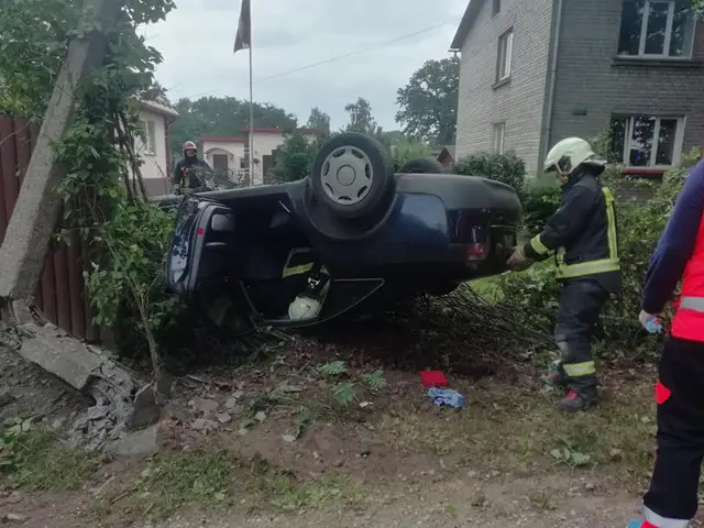 ДТП в Болдерае: машина перевернулась и свалилась за забор частного дома. ФОТО
