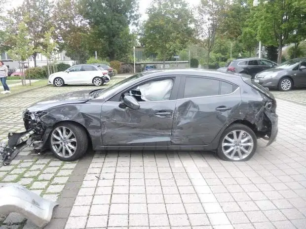 В Германии пожилая женщина разбила 10 автомобилей во время парковки