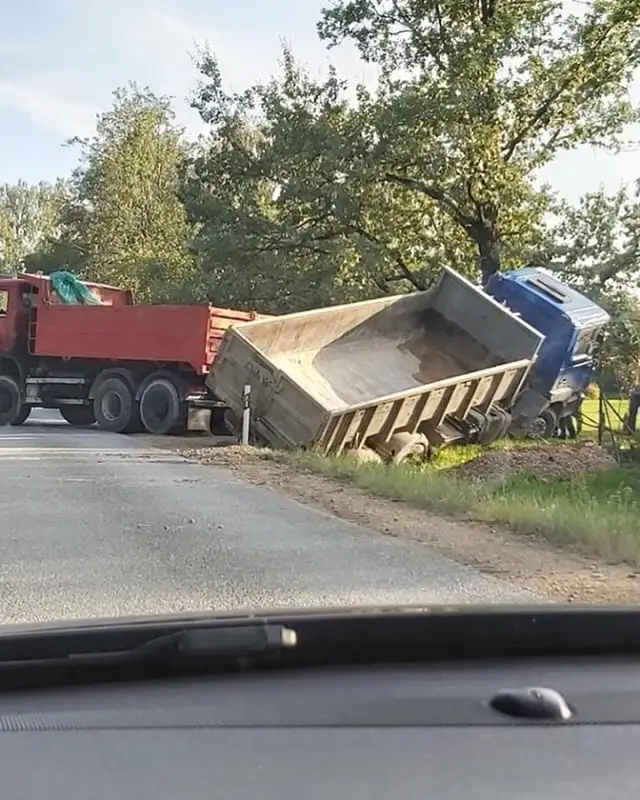 Водители грузовиков решили поиграть в гонки на саласпилской трассе: итог закономерен