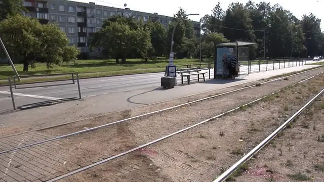 «Стал тормозить, а машину занесло!» В Кенгарагсе микроавтобус снес забор и сбил двух старушек
