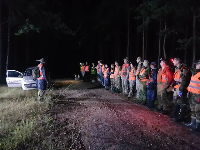 Пропавшую на болоте под Лиласте женщину искали двое суток, а нашли в трясине при помощи вертолета