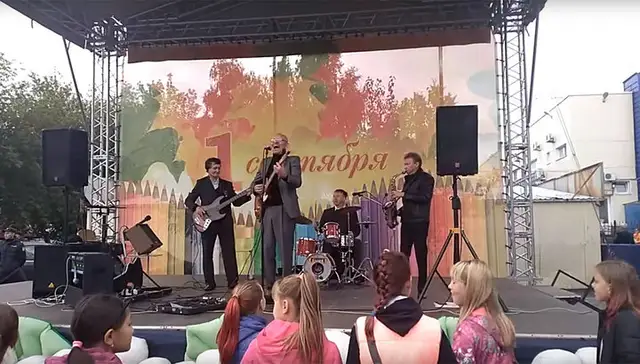 На Урале школьникам в честь Дня знаний спели «Рюмку водки на столе» (видео)