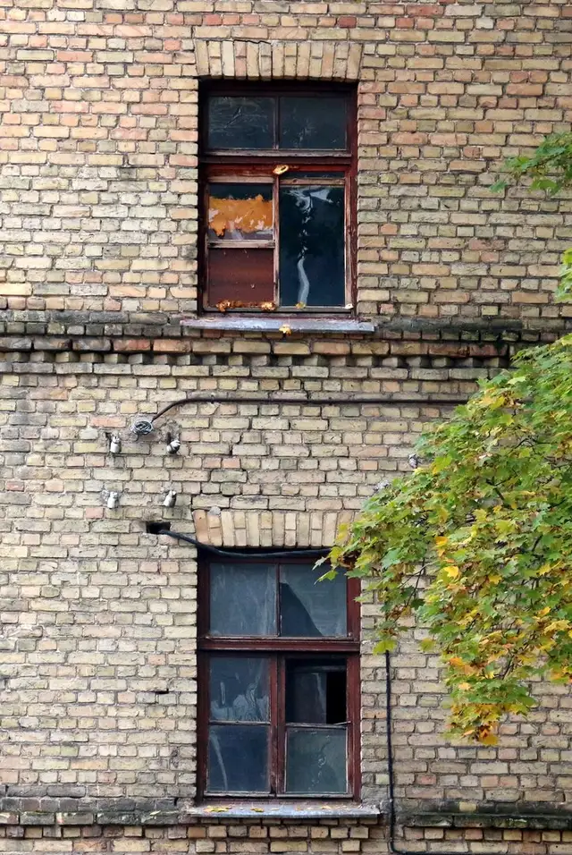 На четвертом этаже жилого дома в центре Риги обвалился потолок, эвакуировано 25 человек (дополнено
