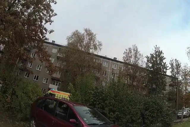 Просто перепутала газ с тормозом: дама влетела на территорию рижской школы