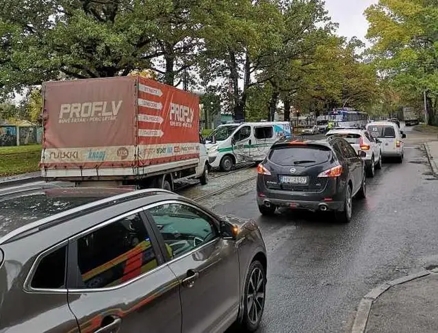 ДТП на трамвайных путях: в аварию попал микроавтобус муниципальной полиции (ДОПОЛНЕНО)