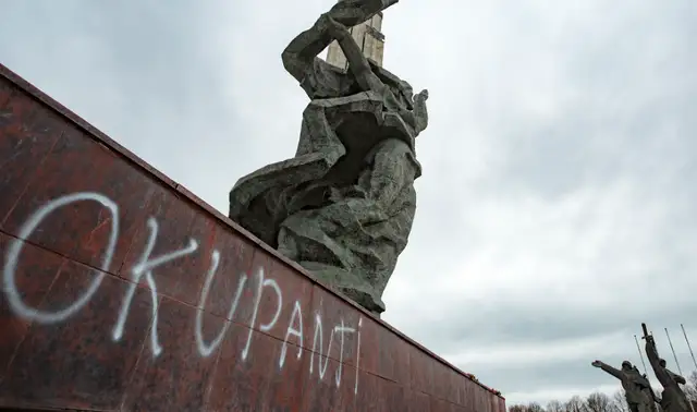 На памятнике воинам-освободителям в Риге появилась надпись «оккупанты»