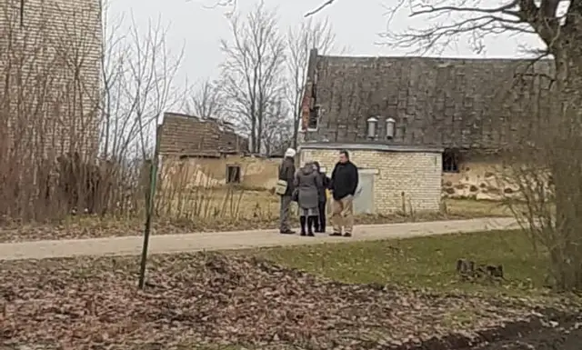 Мошенники или сектанты? Группа людей с библиями в руках устроила переполох в Буртниеки