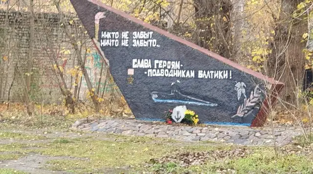 «Выбросили, как строительный мусор»: в Болдерае ночью демонтировали памятник героям-подводникам