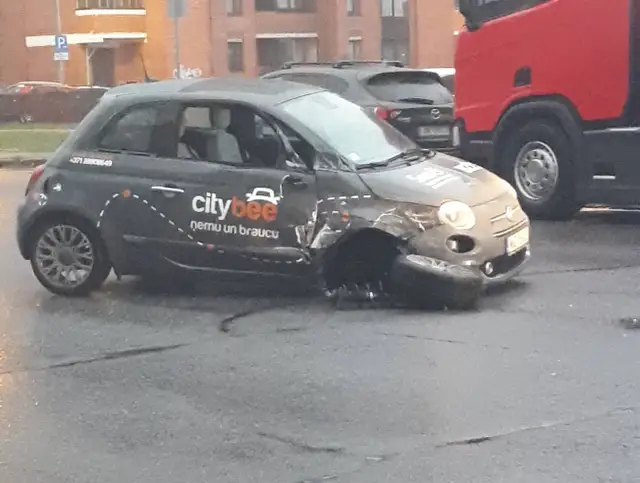 Автомобиль каршеринга CityBee врезался в фуру, а водитель сбежал
