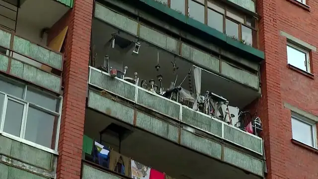 «При сильном ветре с ее балкона на головы прохожих падает хлам»: жителей Саласпилса терроризирует старушка-собирательница