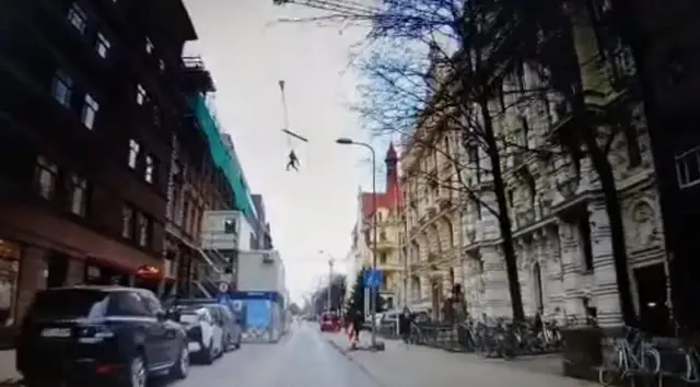 Тихий ужас: в центре Риги двое строителей сорвались с крыши (ВИДЕО)