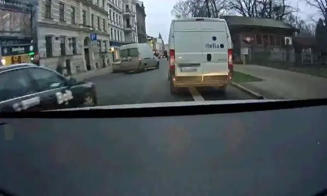 ЧП в центре Риги: полицейские едва остановили бусик без водителя (ВИДЕО)