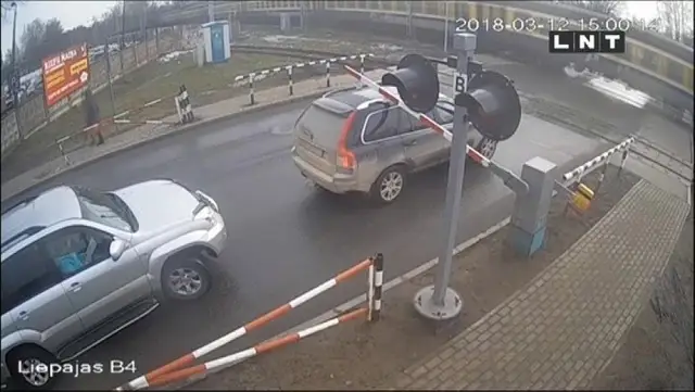 ”Kā cilvēki var nesaprast? Tas nav nekāds joks!” Katru dienu kāds šoferis paliek zem barjeras vai apstājas uz sliedēm