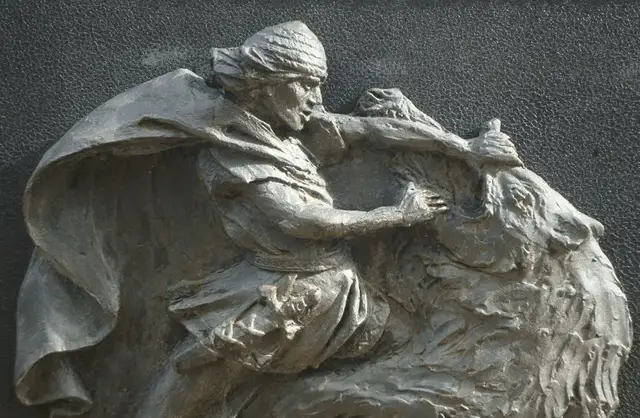 Волосатые лапы, сломанные хребты и дымящиеся кишки: современный образ Лачплесиса поразил латвийцев
