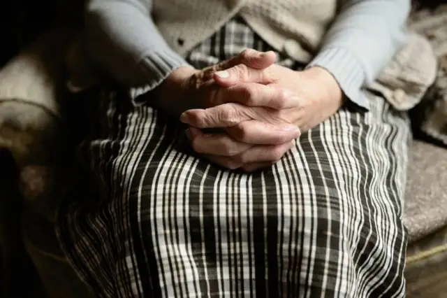 Не менее 15 ударов по голове, вероятно, сковородой. Пожилую женщину обвиняют в убийстве