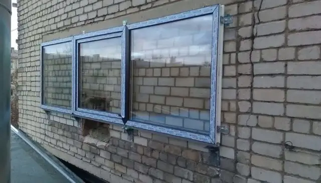 С видом? Строители в Талси абсурдно установили окно прямо на стене без проема