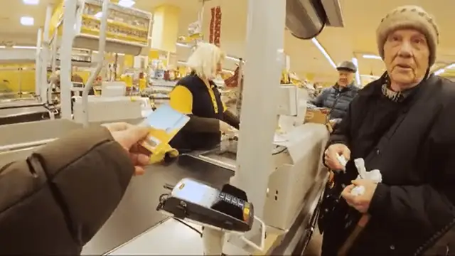 До слез! Юноша в Даугавпилсе оплачивал старикам их покупки. ВИДЕО
