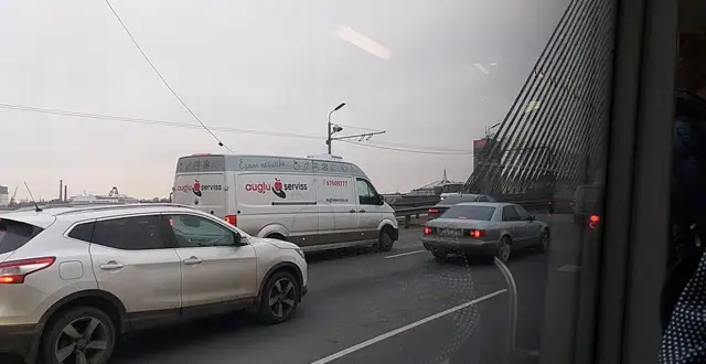 Рановато, но предпраздничная суета началась: Рига стоит в пробке