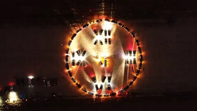 Любители автомобилей марки Mercedes-Benz поздравили жителей Латвии с наступающим 2020 годом (видео)
