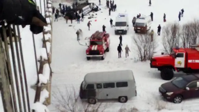 В России автобус с пассажирами рухнул с моста на лед: десятки погибших (ВИДЕО)