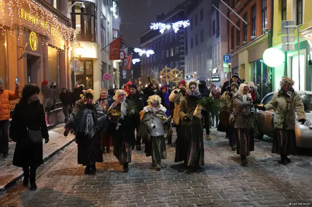 Ar tradicionālo bluķa vilkšanu Vecrīgā atzīmēs ziemas saulgriežus