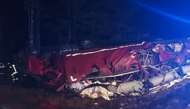 Фура всмятку: на Рижской окружной погиб литовский дальнобойщик
