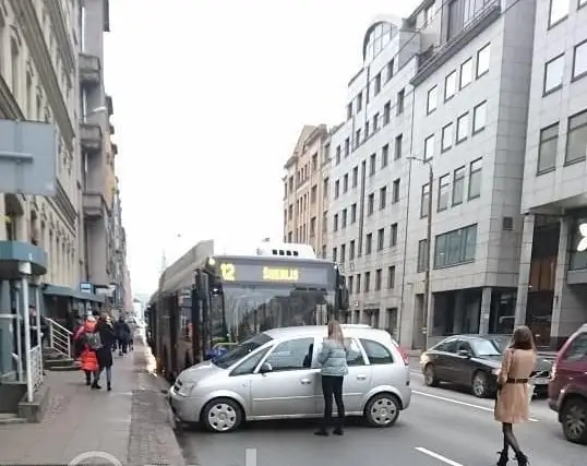 Водитель хотел повернуть во двор. В центре Риги троллейбус врезался в “легковушку”