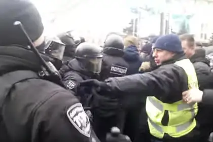 Украинские националисты в Харькове напали на митинг в поддержку русского языка