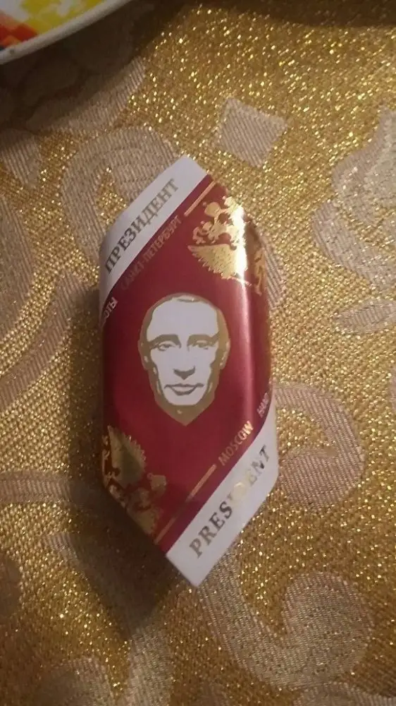 В Омске детям раздали конфеты с Путиным. В составе — водка и перец