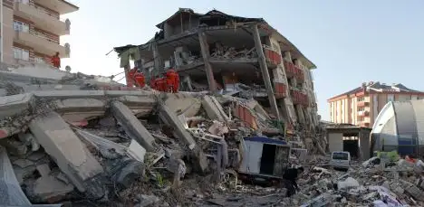 Zemestrīcē Turcijas austrumos vismaz 21 bojāgājušais, 1030 ievainoti