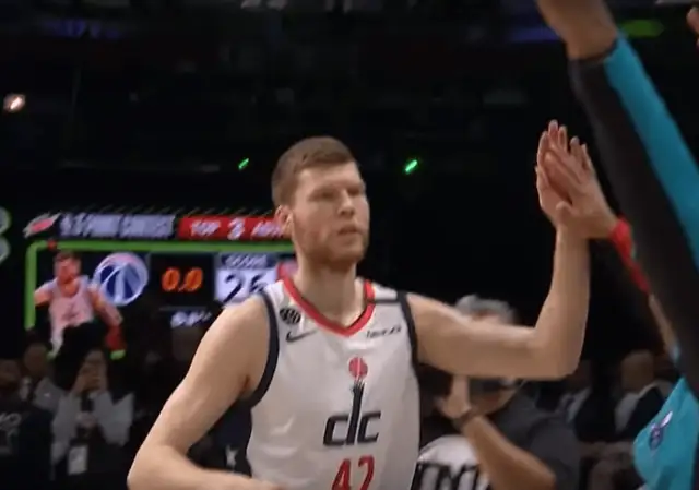 Bertāns izcīna trešo vietu NBA zvaigžņu spēles tālmetienu konkursā